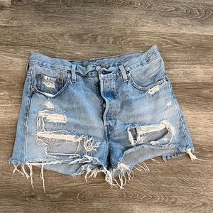 Levi’s high rise Distressed Denim Shorts light blue 29